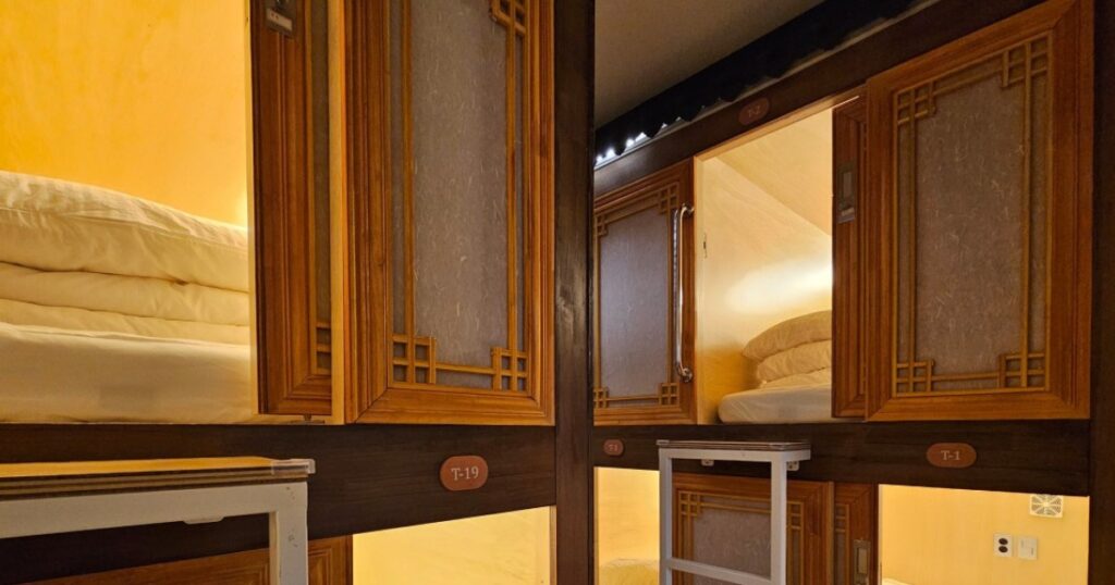 82 カプセルホテル客室