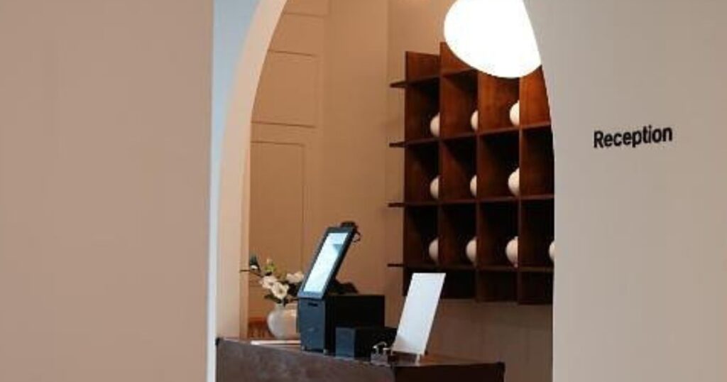 D.A.L Premium Capsule Hotelフロント